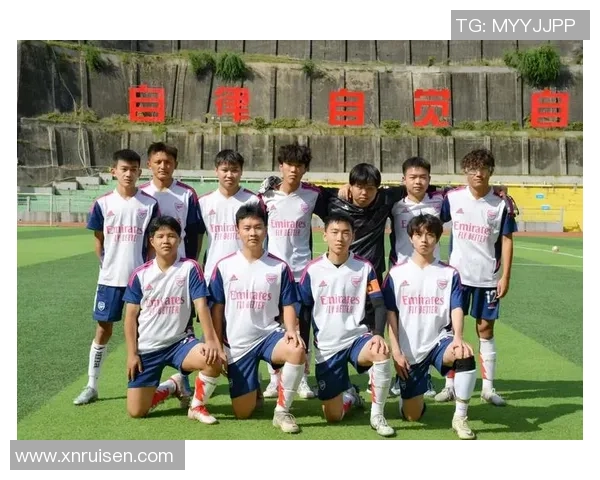 孩子在球场偶遇足球明星恳请签名感动全场的温馨瞬间